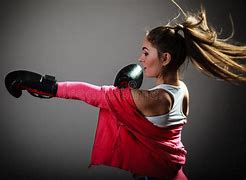 男子手握作弊遥控器操控骰子 “想赢就赢”