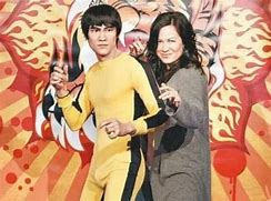 大s真让人难懂 穿私服上节目低调亲民 却戴个面纱扮“独眼人”